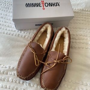 Mens Minnetonka sheepskin moccasin slippers